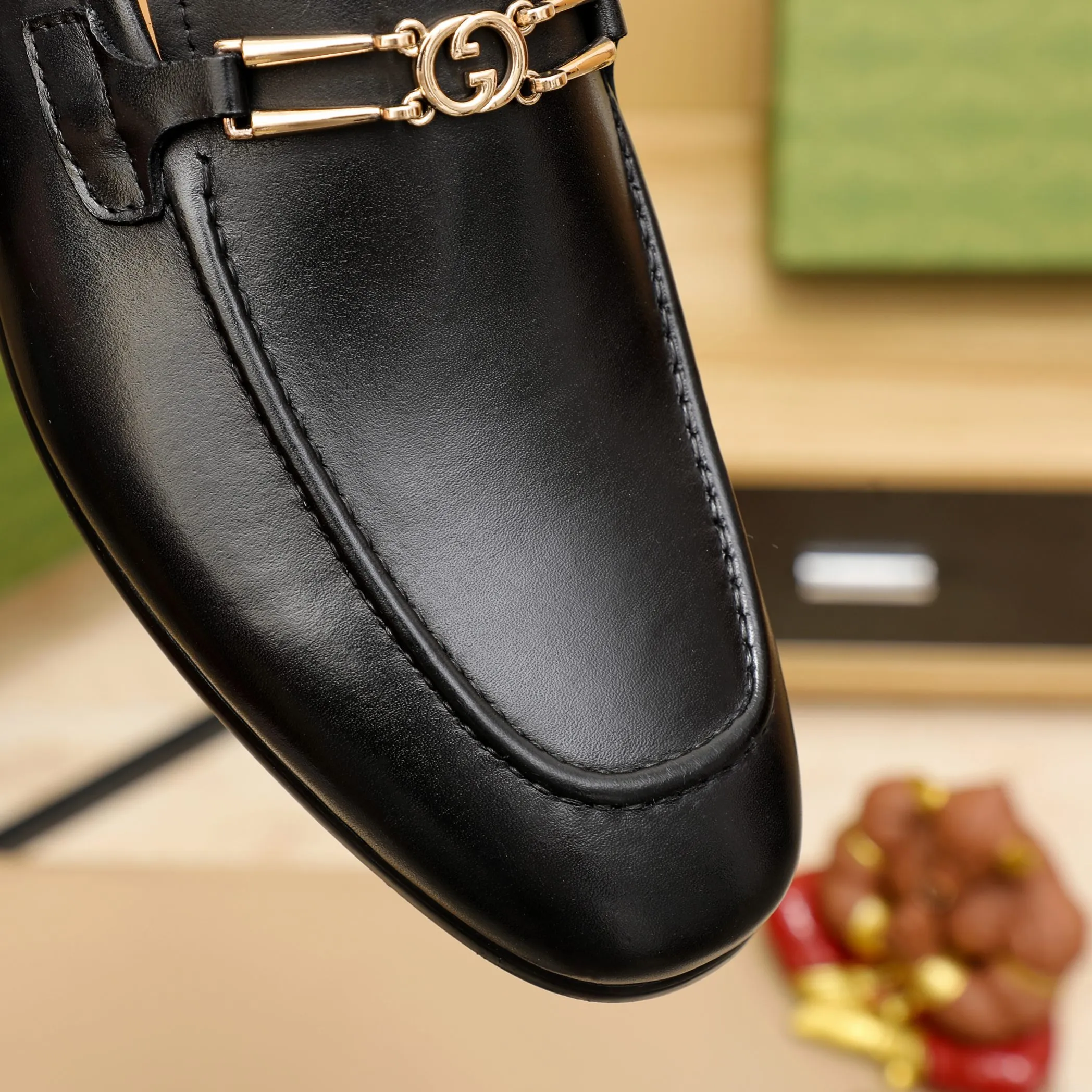 p480 GUCCI 2021 men’s latest casual leather shoes👞! Available at counters simultaneously! A one-to-one replica of the original. All imported top layer calfskin. The interior is made of top-grade cowhide, and the original factory-supplied rubber outsole is used. Leading new fashion concepts. Black, brown, matching sizes: 38-45